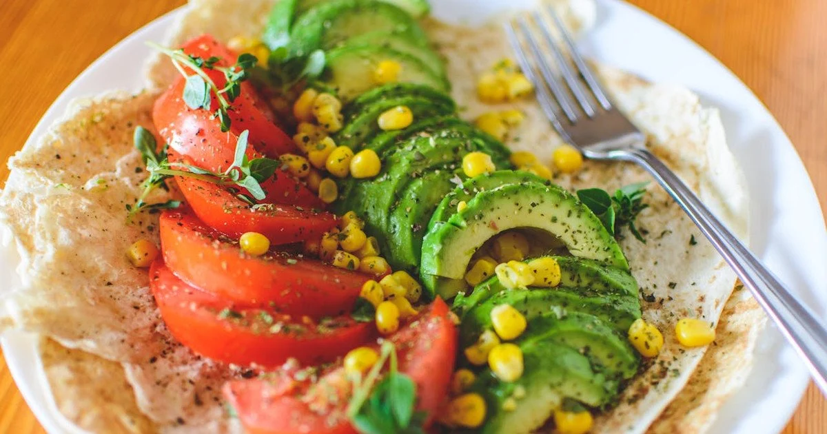 Can you eat avocado with tomatoes