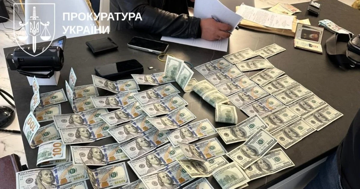 Знайдені під час обшуків у поліції гроші