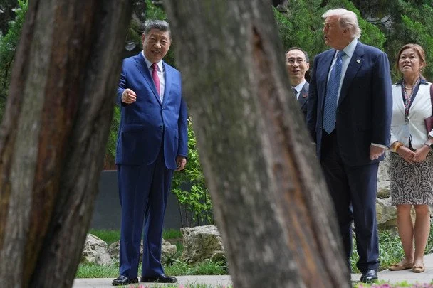 Президент США Дональд Трамп під час візиту до закритого урядового комплексу в Пекіні, де мешкає китайський лідер Сі Цзіньпін / © Associated Press