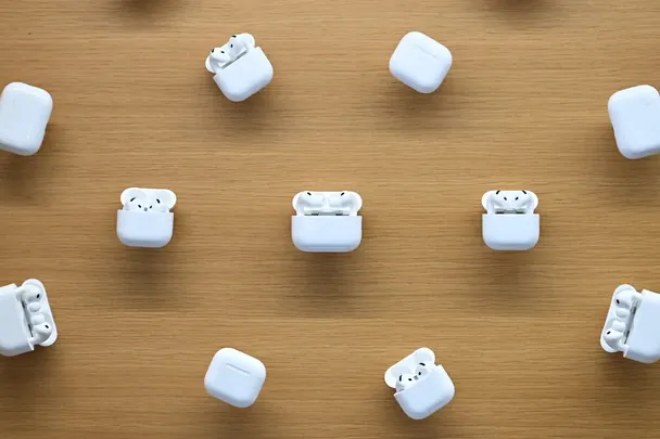 Apple розробляє розумні AirPods зі ШІ / Фото: Кріс Дж. Реткліфф / Bloomberg / © Bloomberg