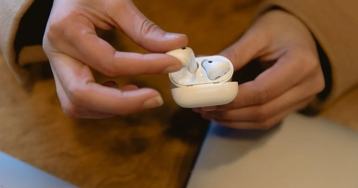 Apple готує AirPods із камерами та ШІ: який вигляд мають навушники і як проходять тестування (фото) Apple готує AirPods із камерами та ШІ: який вигляд мають навушники і як проходять тестування (фото)