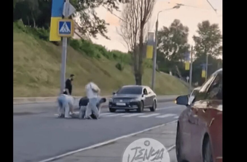 У Харкові 22-річний хлопець бігав вулицею і нападав з ножем на перехожих (відео)