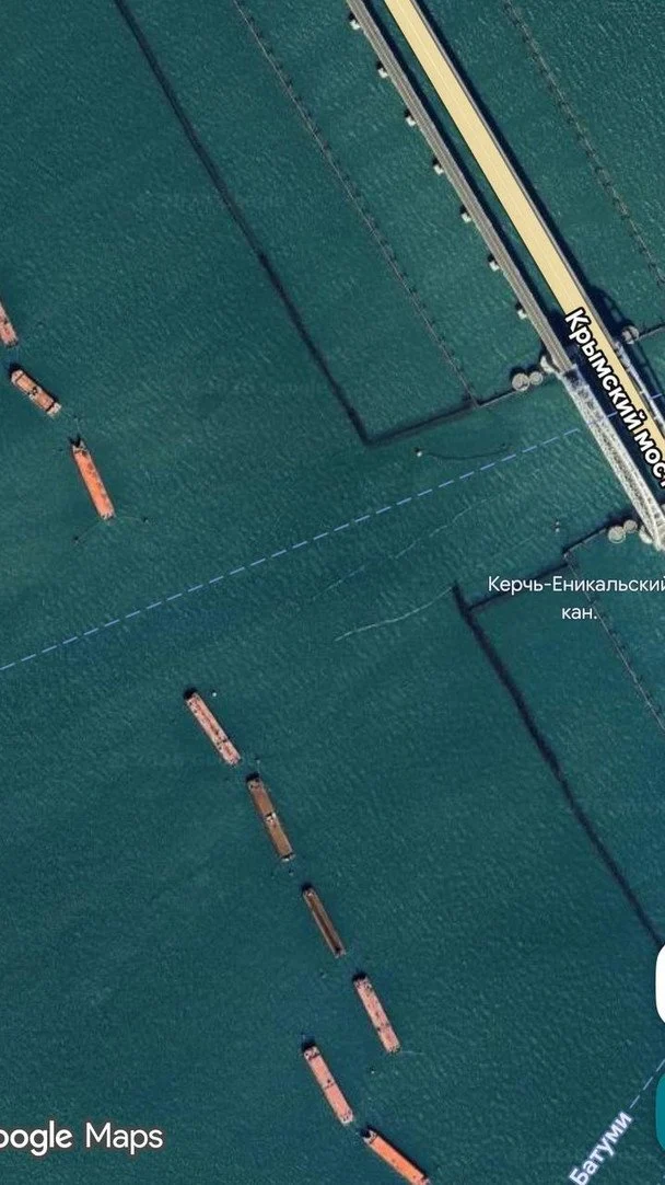 Супутниковий знімок району Кримського мосту, на якому видно баржі та захисні споруди навколо переправи. / © Google Maps