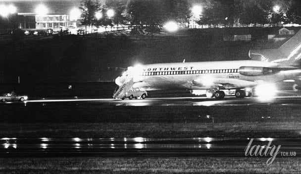 The hijacked plane, refuelling on the tarmac at Seattle-Tacoma International Airport / © Associated Press
