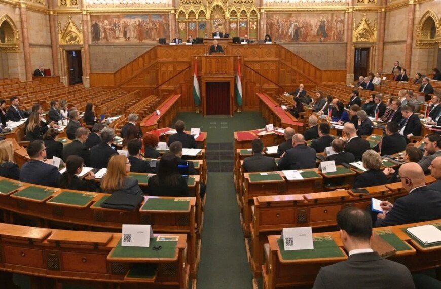Не як в Україні: народні обранці зменшили свої статки