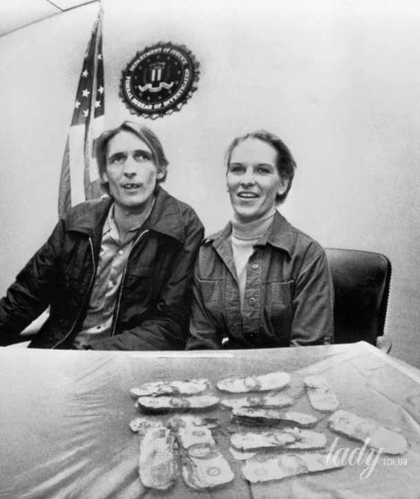 Howard and Patricia Ingram of Vancouver, sitting with thousands of dollars that the FBI says were paid to hijacker D. B. Cooper / © Associated Press