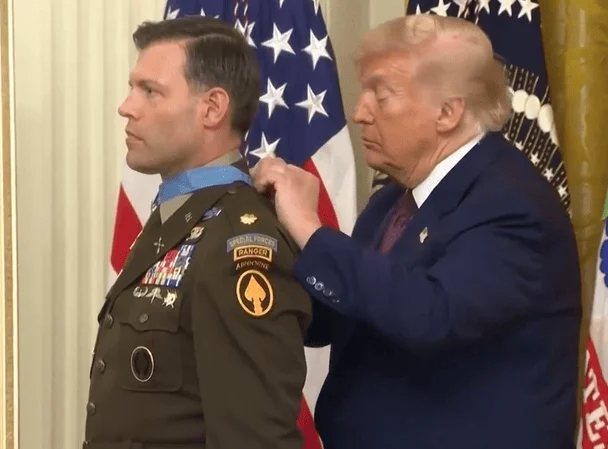 Президент Дональд Трамп надягає на шию військового Медаль Пошани / © скриншот