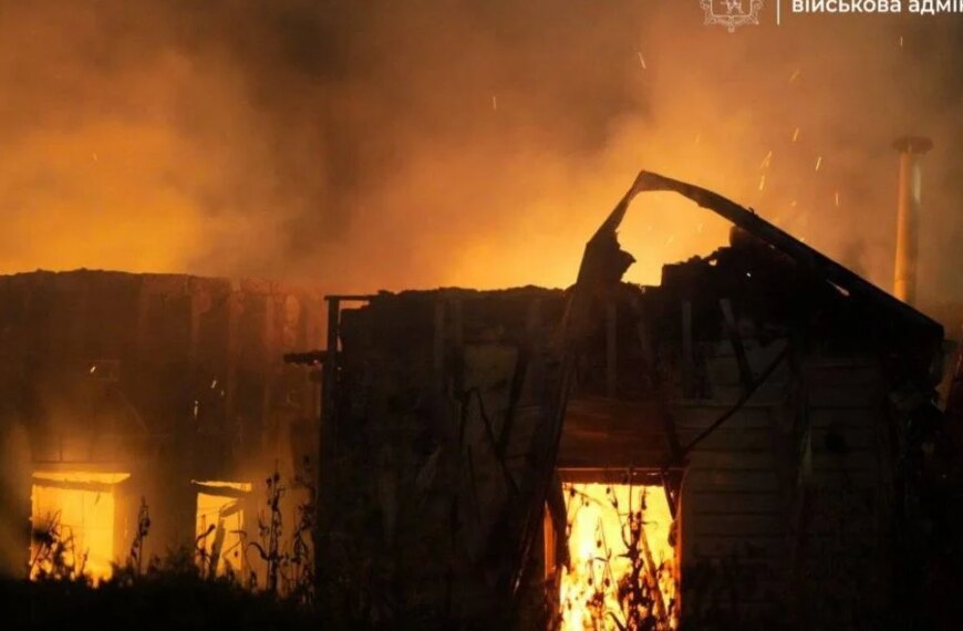Запоріжжя під російським обстрілом: у місті зайнялися вогні, постраждали АЗС та житлова…