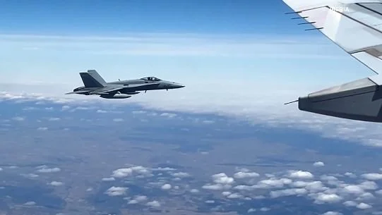 Папа також привітав пілотів винищувачів ВПС Іспанії, які супроводжували літак / Фото: скрин відео Reuters