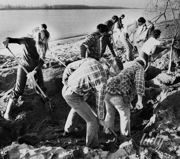 FBI agents search the sand for additional money or evidence / © Associated Press