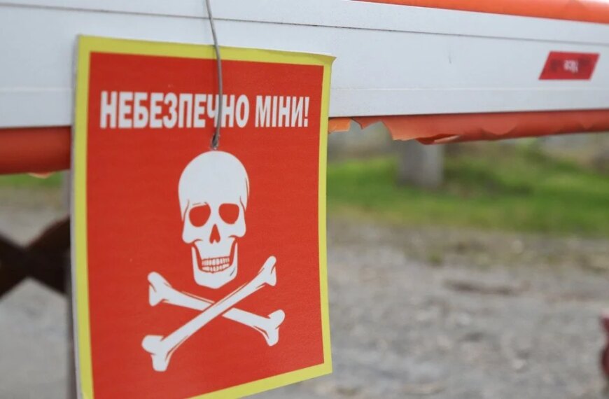 На Харківщині двоє людей підірвалися на міні біля зупинки, один загинув.