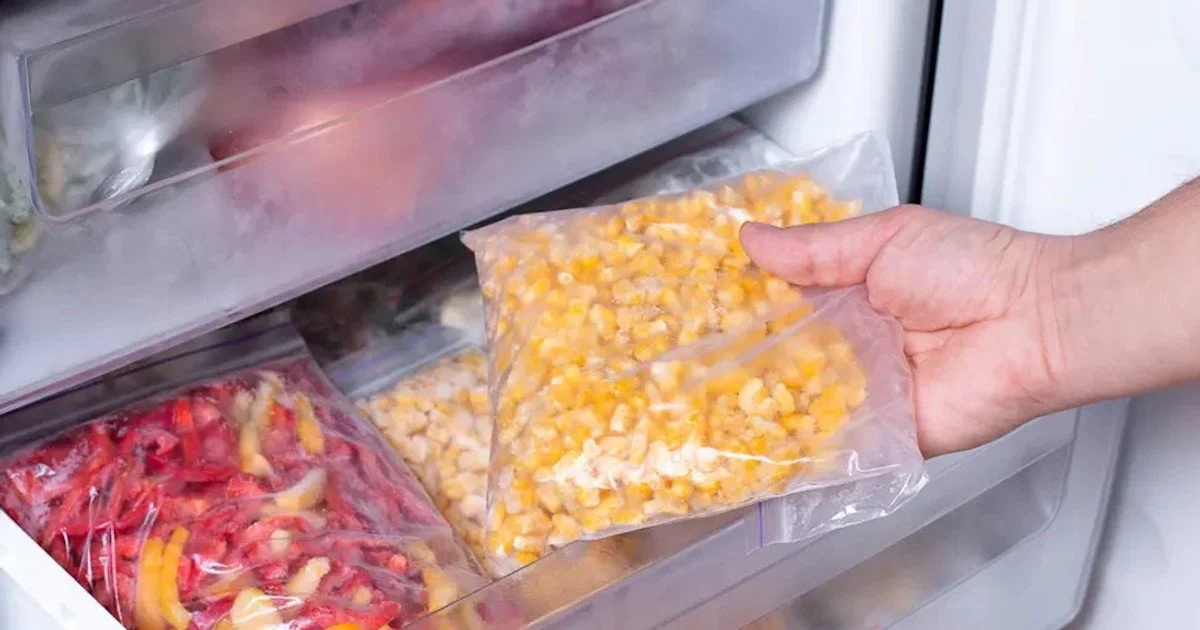 Які продукти не можна зберігати в морозилці Які продукти не можна зберігати в морозилці
