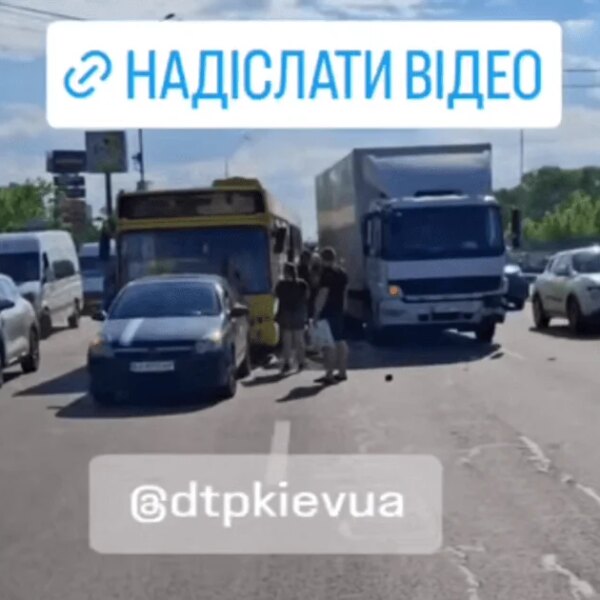 Автобус, ніби після вибуху: у Києві трапилася аварія за участю пасажирського транспорту