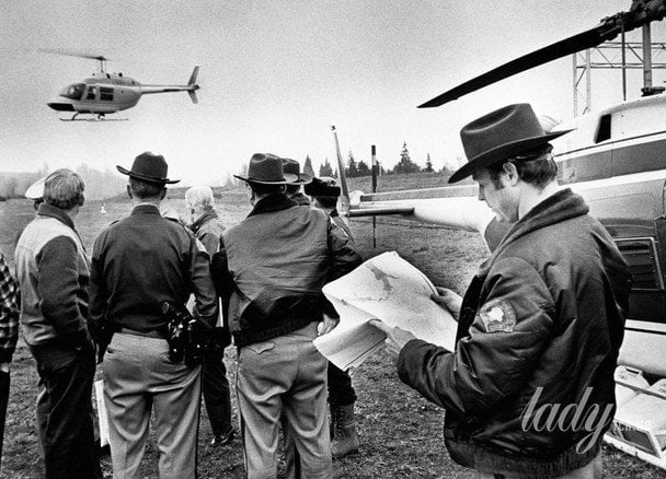 A helicopter takes off from a search headquarters to survey the area in Woodland where hijacker D. B. Cooper may have parachuted / © Associated Press