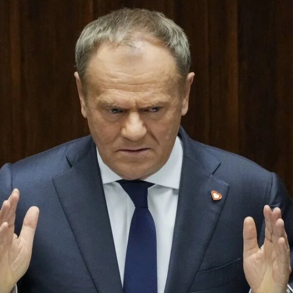 Туск прокоментував рішення Навроцького про нагородження Зеленського: які його слова