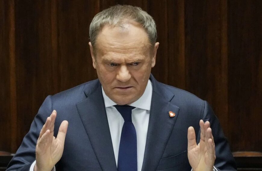 Туск прокоментував рішення Навроцького про нагородження Зеленського: які його слова