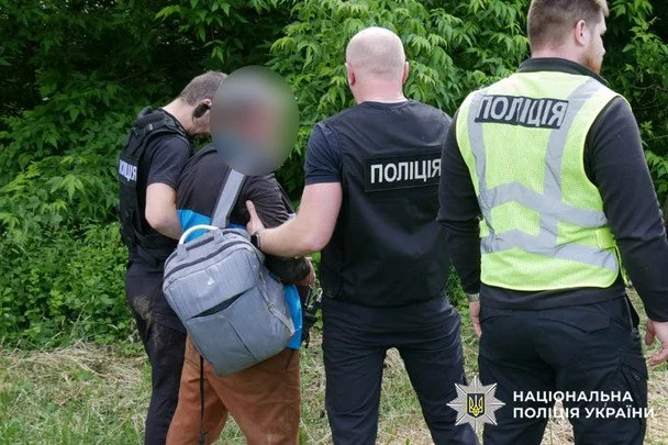 Момент затримання підозрюваного у Хмельницькому. Фото: ГУНП в Хмельницькій області.