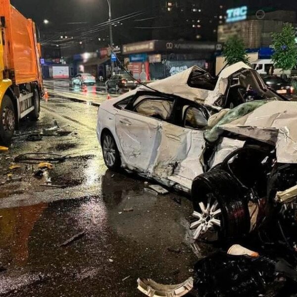 Нова жахлива аварія сталася в Києві: автомобіль на високій швидкості&hellip;
