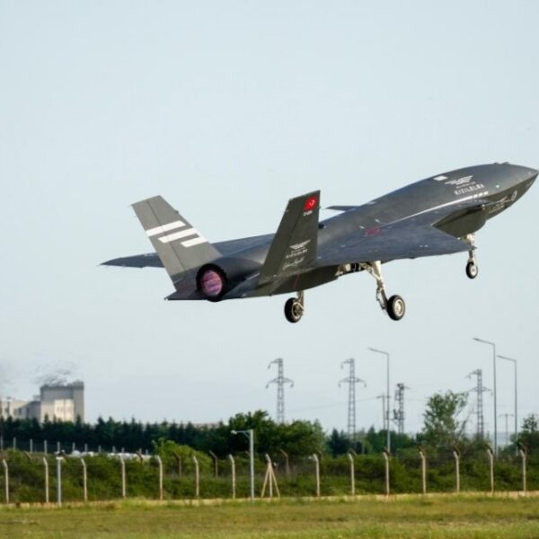 Літаки M-346, що мають українське коріння, контролювали безпілотний винищувач Kizilelma…