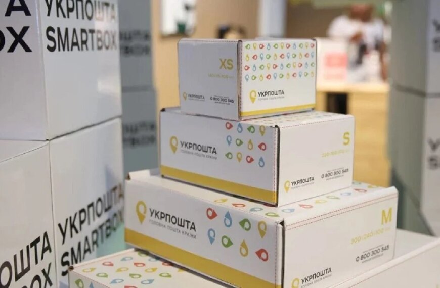 У Харкові російський безпілотник уразив центр “Укрпошти”: частина відправлень знищена