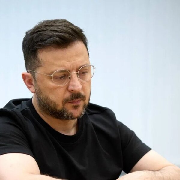 “Рідко надають правдиву інформацію”: Зеленський продемонстрував документи, які кладуть на стіл Путіну