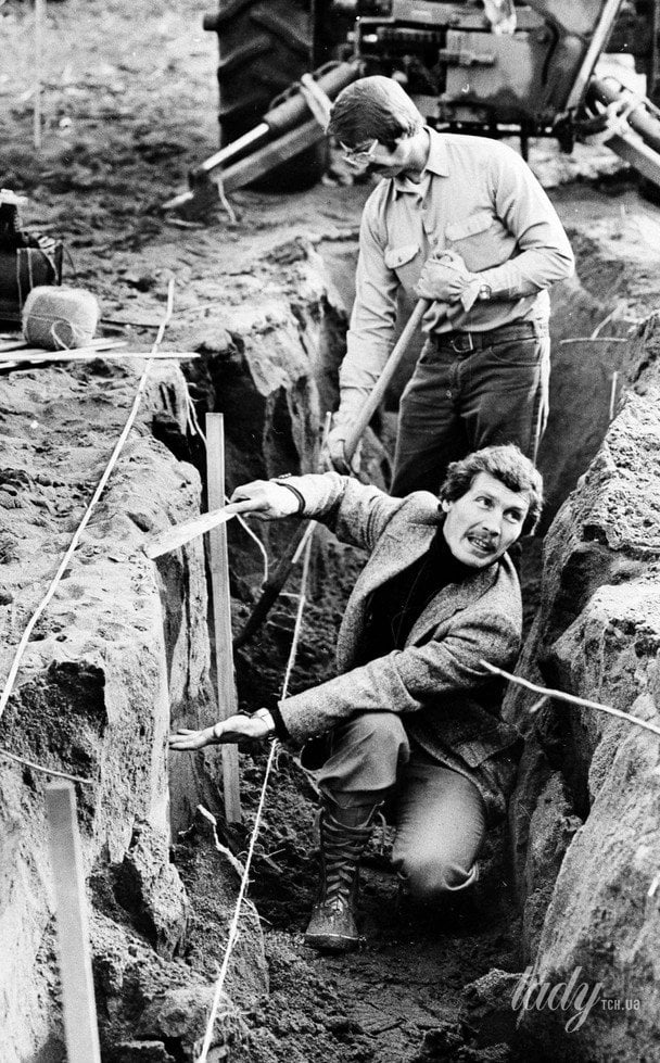 Geologist Leonard Palmer shows a layer of sand from the bottom of the Columbia River near where part of the hijack ransom was found in 1980. The FBI later excavated here in search of other money / © Associated Press