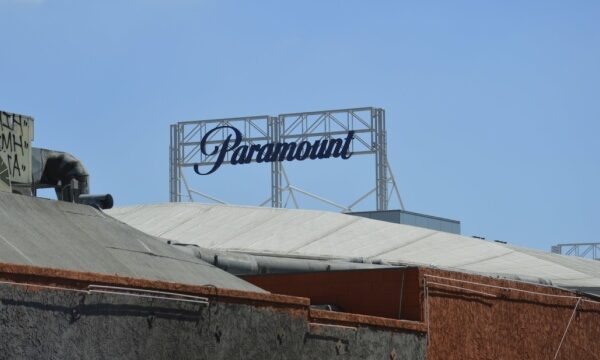 Американський суд тимчасово зупинив об’єднання Paramount та Warner Bros.