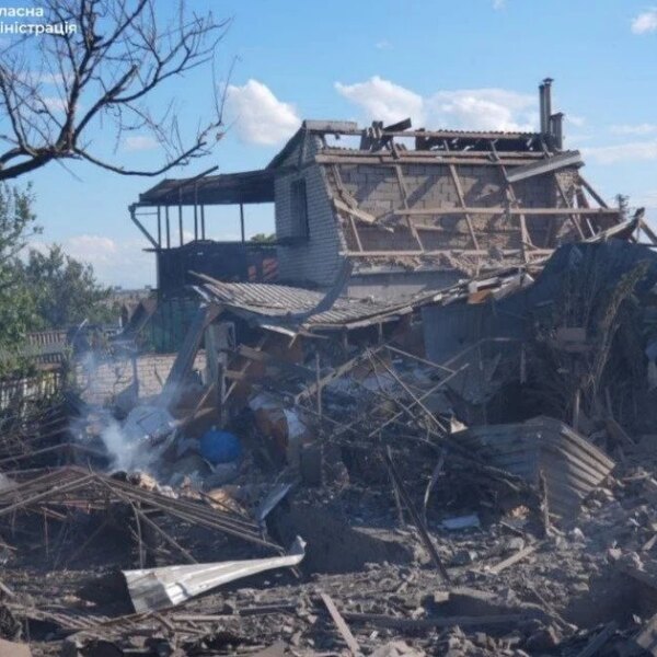 Російські війська скинули авіабомби на великий населений пункт: відбуваються вибухи, спалахують пожежі, є постраждалі (фото)