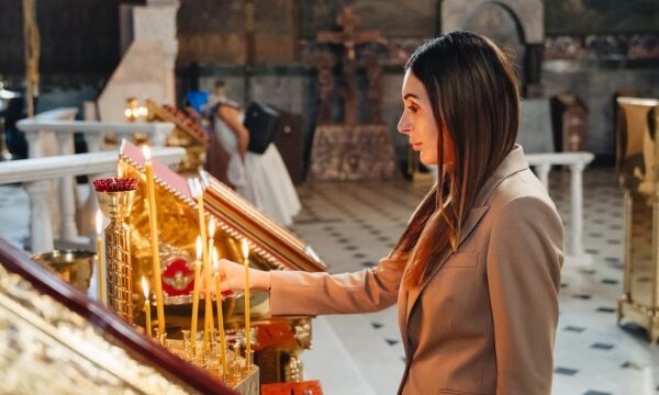 Блогерка, пов’язана з Трампом, Лора Лумер, відвідала Лавру після російських атак