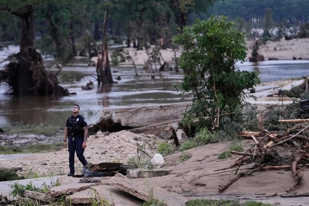Зливи перетворили вулиці на річки / © Associated Press