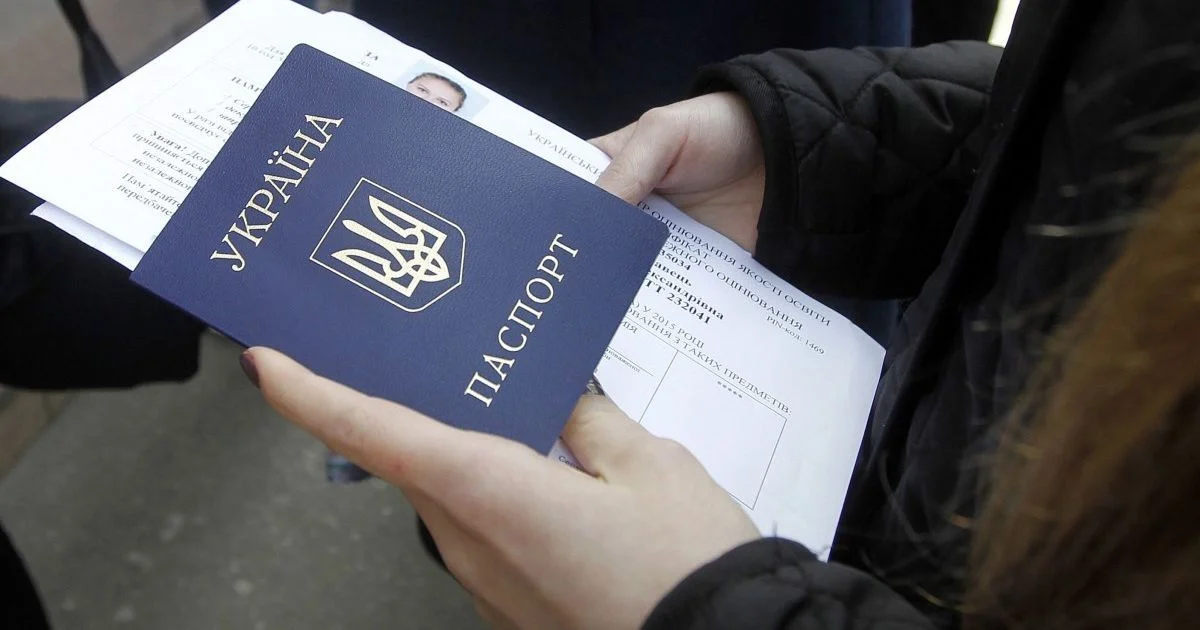Чи обов'язкова заміна старих паспортів на пластик: роз'яснення для українців Чи обов'язкова заміна старих паспортів на пластик: роз'яснення для українців