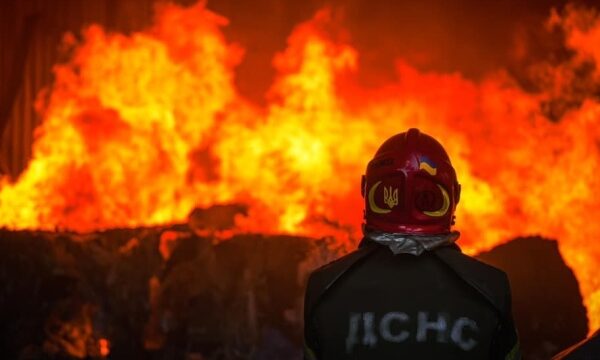 Загоряння у багатоповерхівці Києва, спричинене падінням уламків, ліквідовано.