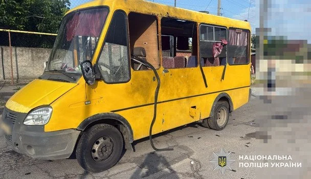 Росіяни вдарили дроном по маршрутці у Херсоні. / © Національна поліція України