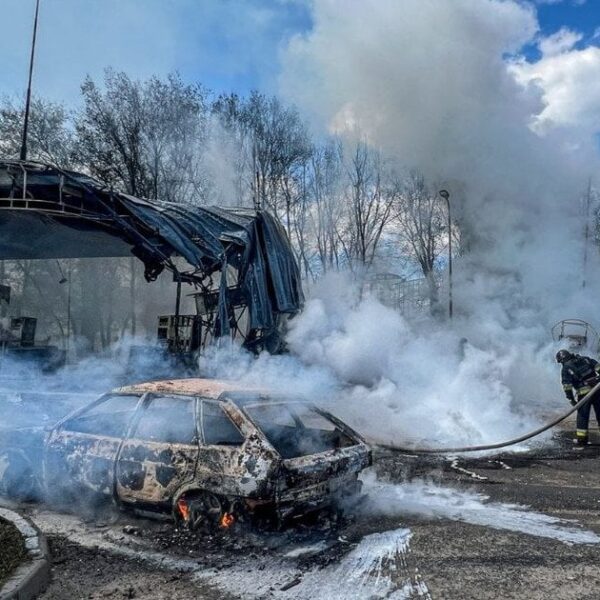 У Харкові російські війська двічі вдарили по автозаправних станціях, одна людина поранена.