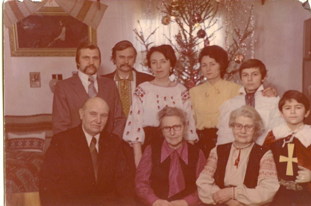 Подружжя Калинців (у центрі) в Ходорові на Різдво, 1982 р.