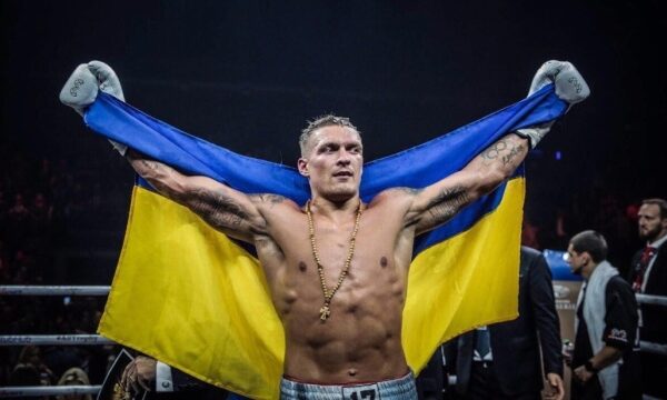 Усик віддає всі свої чемпіонські титули