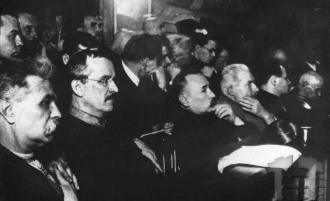 Володимир Чехівський (другий зліва) разом із Сергієм Єфремовим (перший зліва) під час судового процесу в Харкові. Кадр із кінохроніки / Фото tsdkffa.archives.gov.ua