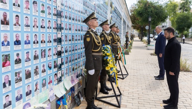 Володимир Зеленський та очільник уряду Ірландії вшанували полеглих українських захисників.