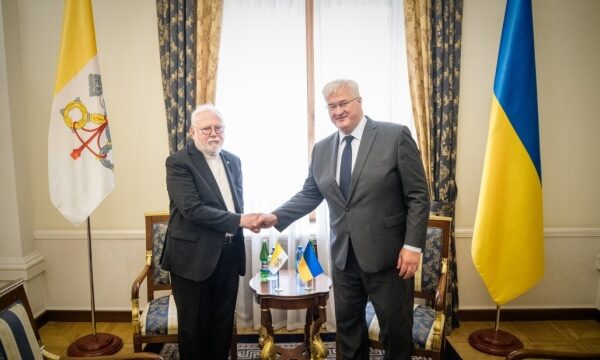 Зустріч заступника міністра закордонних справ України Андрія Сибіги зі спецпосланцем Папи Римського Франциска, кардиналом Маттео Дзуппі, була присвячена питанням обміну військовополоненими та цивільними заручниками, утримуваними в Російській Федерації.
