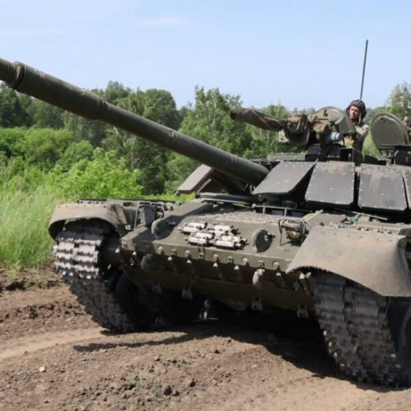 Російські загарбники “наскребли по засіках” для чергової модернізації танку Т-80,…