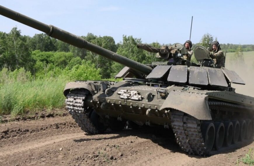 Російські загарбники “наскребли по засіках” для чергової модернізації танку Т-80,…