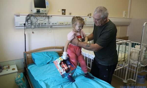 Малу пацієнтку, чотирирічну дівчинку, виписали з медичного закладу після успішного видалення уламка російської міни з її серця.