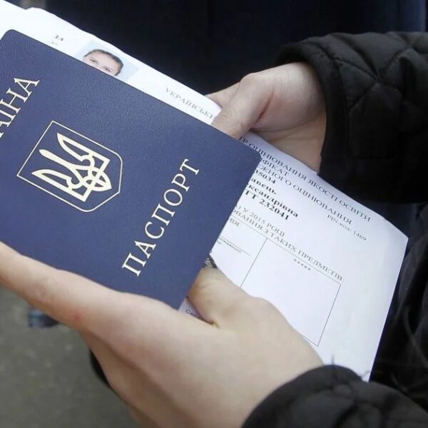 Кому доведеться замінити паспорт-книжечку на ID-картку: 5 обов’язкових ситуацій