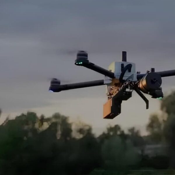 У Росії похвалилися, що їхні FPV-дрони “КВН” можуть уражати цілі на відстані до 42 км, проте цікаво, які рекордні досягнення існують для FPV-дронів у дальності польоту понад 100 км.