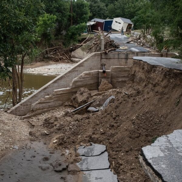 Руйнівна повінь: за добу випала річна норма дощів, потоки води несуть будинки з мешканцями — світлини