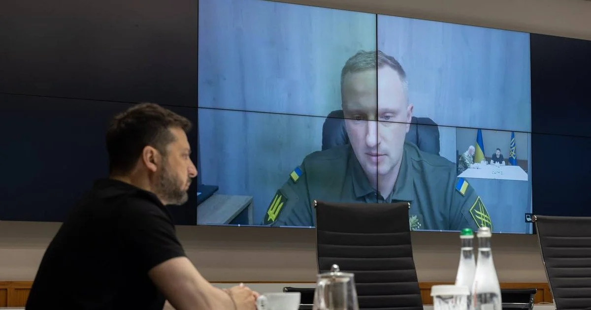 Про що насправді Зеленський говорив із бойовими командирами: деталі від ЗМІ (на фото з наради з Володимиром Зеленським — бригадний генерал Святослав Заїць) Про що насправді Зеленський говорив із бойовими командирами: деталі від ЗМІ (на фото з наради з Володимиром Зеленським — бригадний генерал Святослав Заїць)