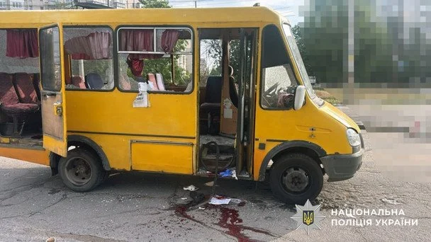 Росіяни вдарили дроном по маршрутці у Херсоні. / © Національна поліція України