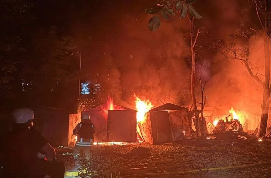 Російські війська завдали удару по Одесі: спалахнула пожежа, пошкоджено будівлі, є постраждалий…