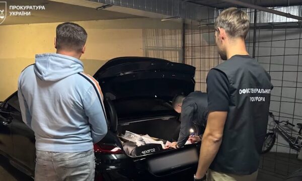 Розбирали оборонний завод на металобрухт та купували дорогі автомобілі: колишньому керівнику повідомили про нову підозру