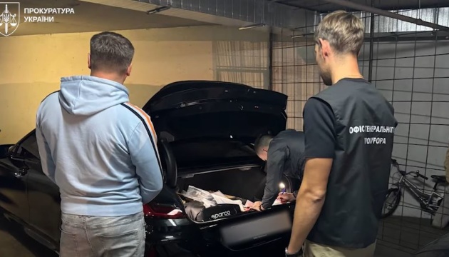 Розбирали оборонне підприємство на металобрухт і купували елітні авто: екскерівник отримав нову підозру